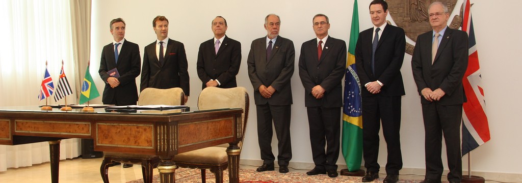 Da esquerda para a direita, Alex Ellis (Embaixador Britânico no Brasil), Eduardo Recoder de La Cuadra (Presidente da AstraZeneca Brasil), Glaucius Oliva (Presidente do CNPq), Jorge Guimarães (Presidente da CAPES), Sérgio Gargione (Presidente do CONFAP), George Osborne (Ministro das Finanças Britânico) e Marco Antônio Zago (Reitor da USP).